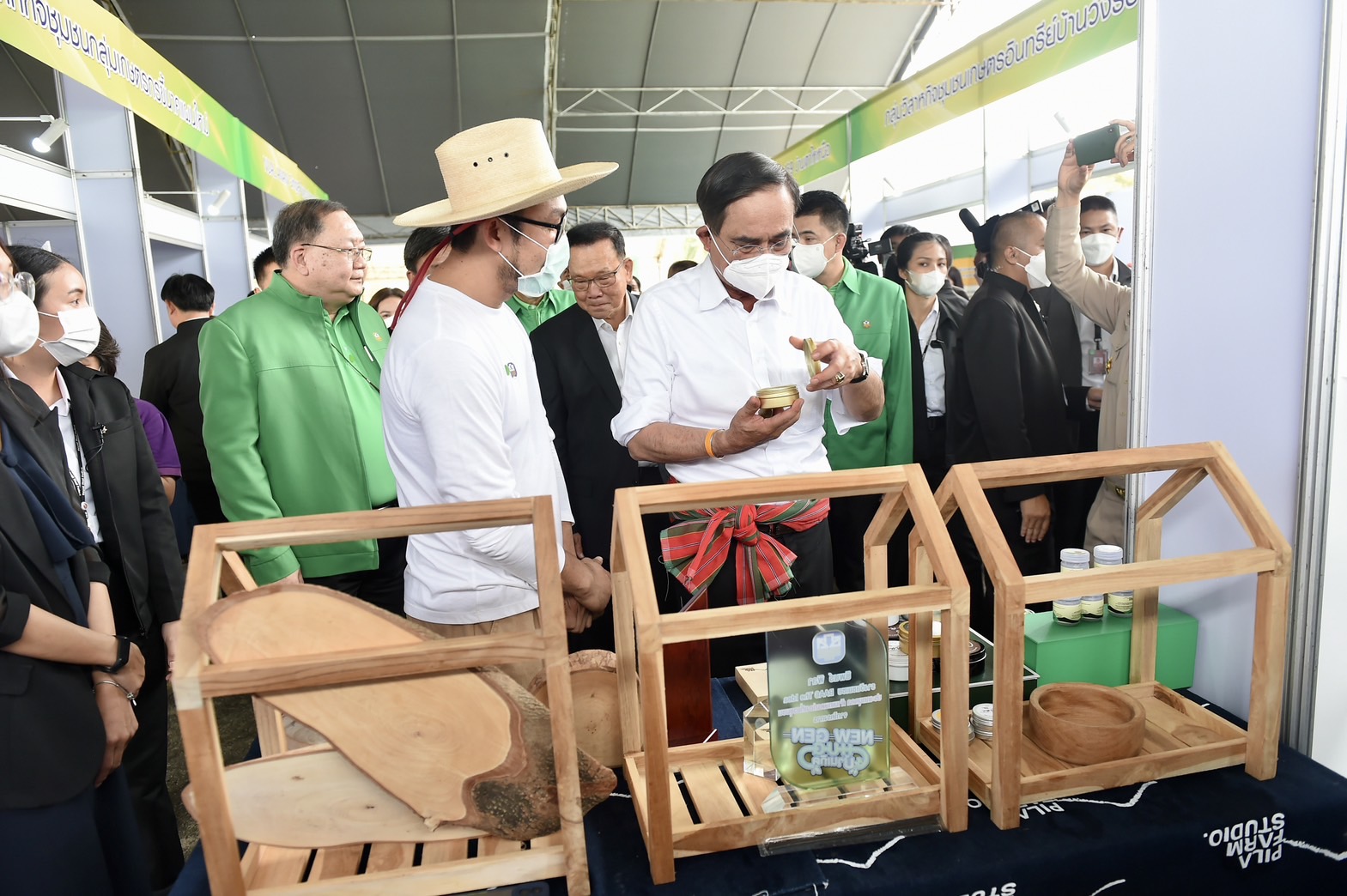 นายกฯ เยี่ยมชมนิทรรศการการจัดการผลผลิต ยกระดับรายได้เกษตรกร เพิ่มศักยภาพสถาบันเกษตรกรอย่างยั่งยืน 